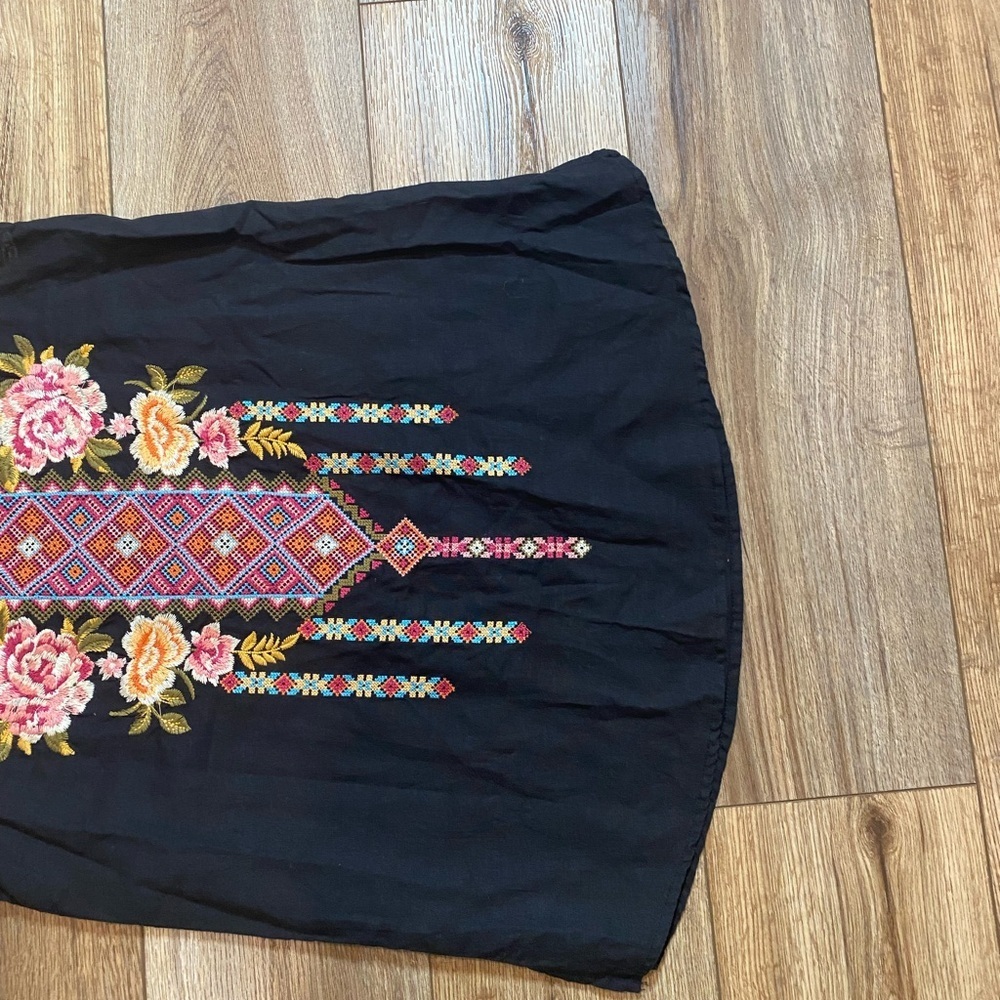 Andree black sleeveless linen blend top with Mexican Oaxacan embroidery - Picture 6 of 8